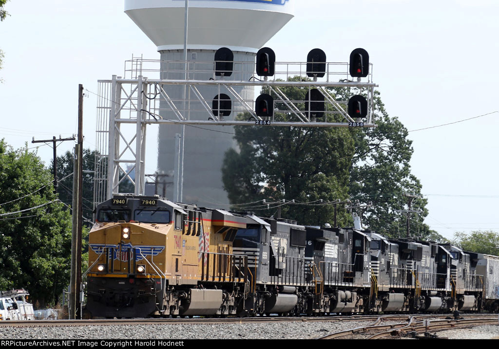 UP 7940 leads NS train 35Q southbound